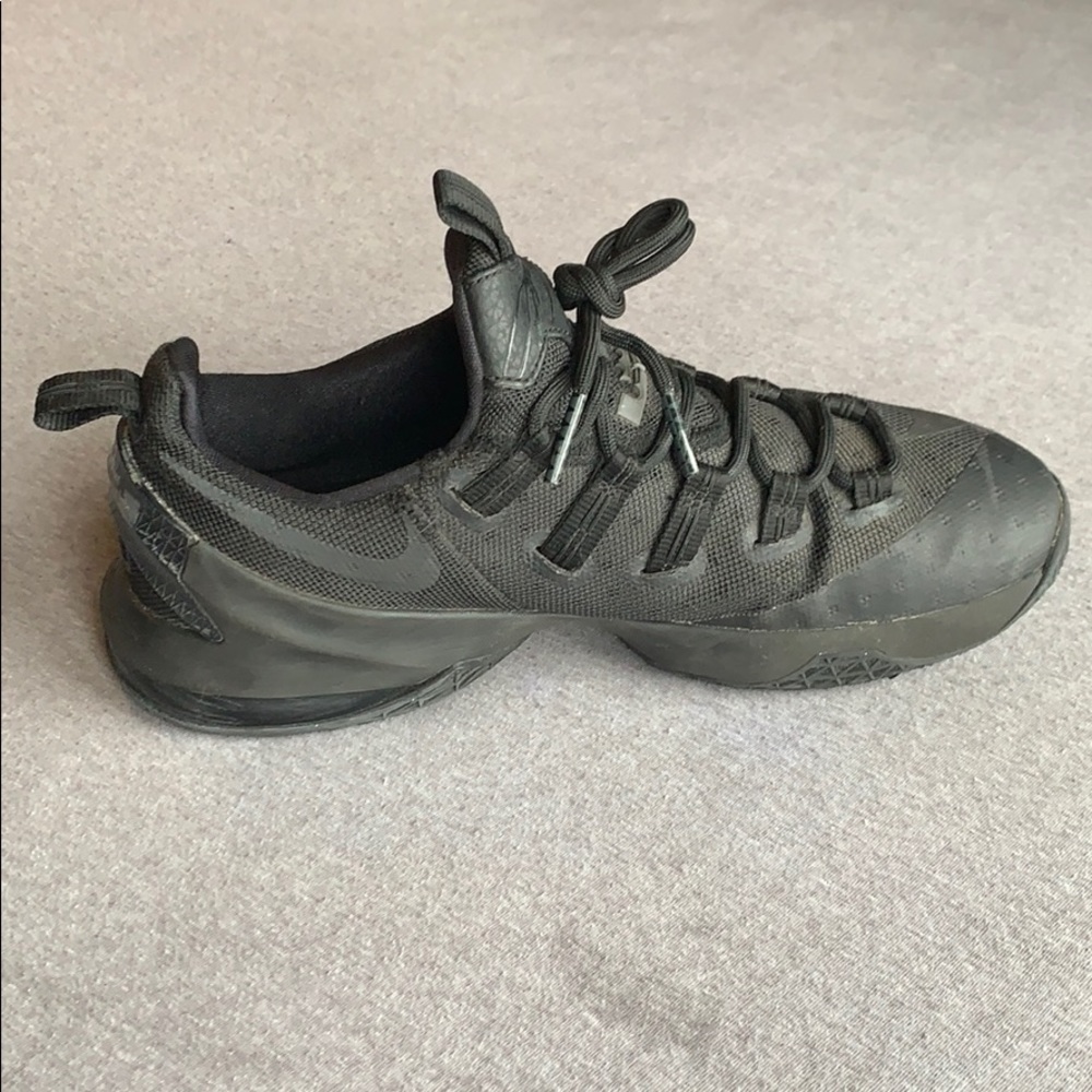 Lebron 13’s low triple black - Picture 5 of 5